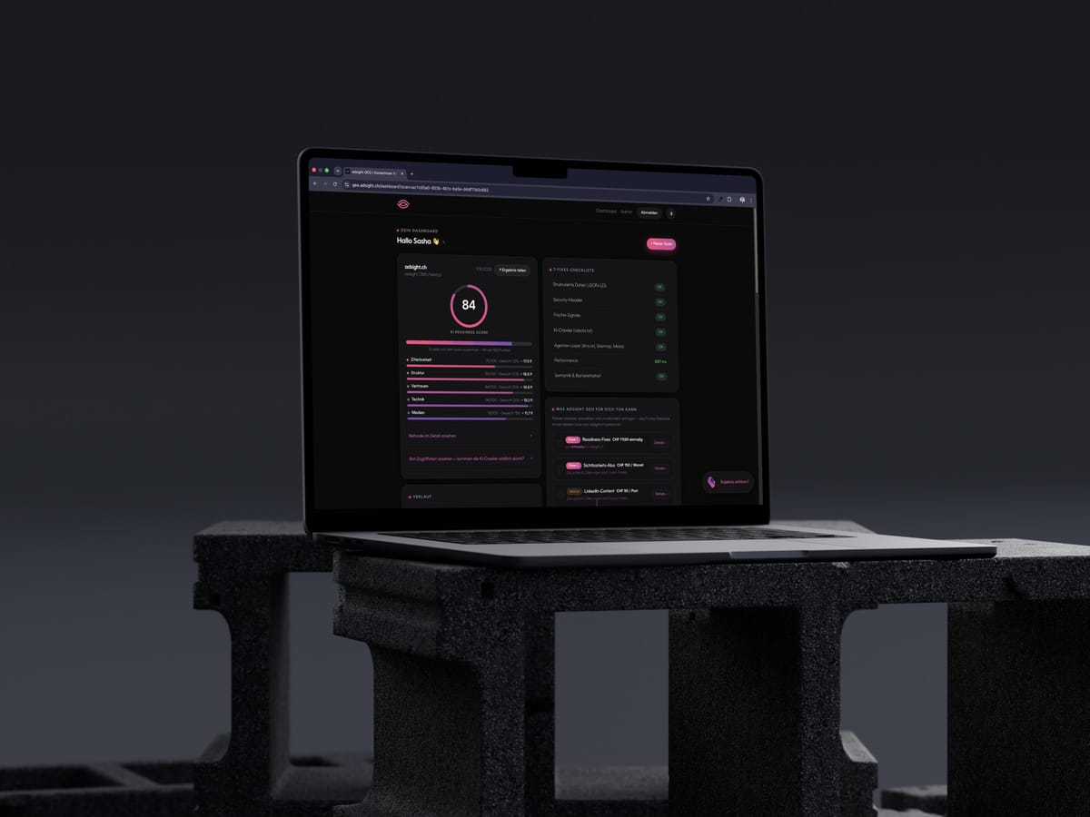 MacBook auf einem Betonsockel vor dunklem Hintergrund, auf dem Bildschirm das Dashboard von adsight GEO im Dunkelmodus mit KI Readiness Score, Fixes-Checkliste und Massnahmen.