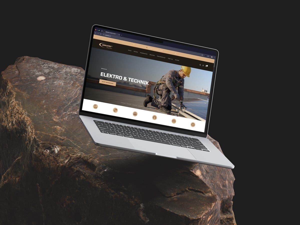 MacBook Air schräg auf braunem Fels: Startseite des Wekatex-Webshops für Arbeitsschutz mit dem Branchen-Slider «Elektro & Technik» und Kategorie-Icons für Schuhe, Handschuhe, Bekleidung, Gehör-, Augen- und Kopfschutz.