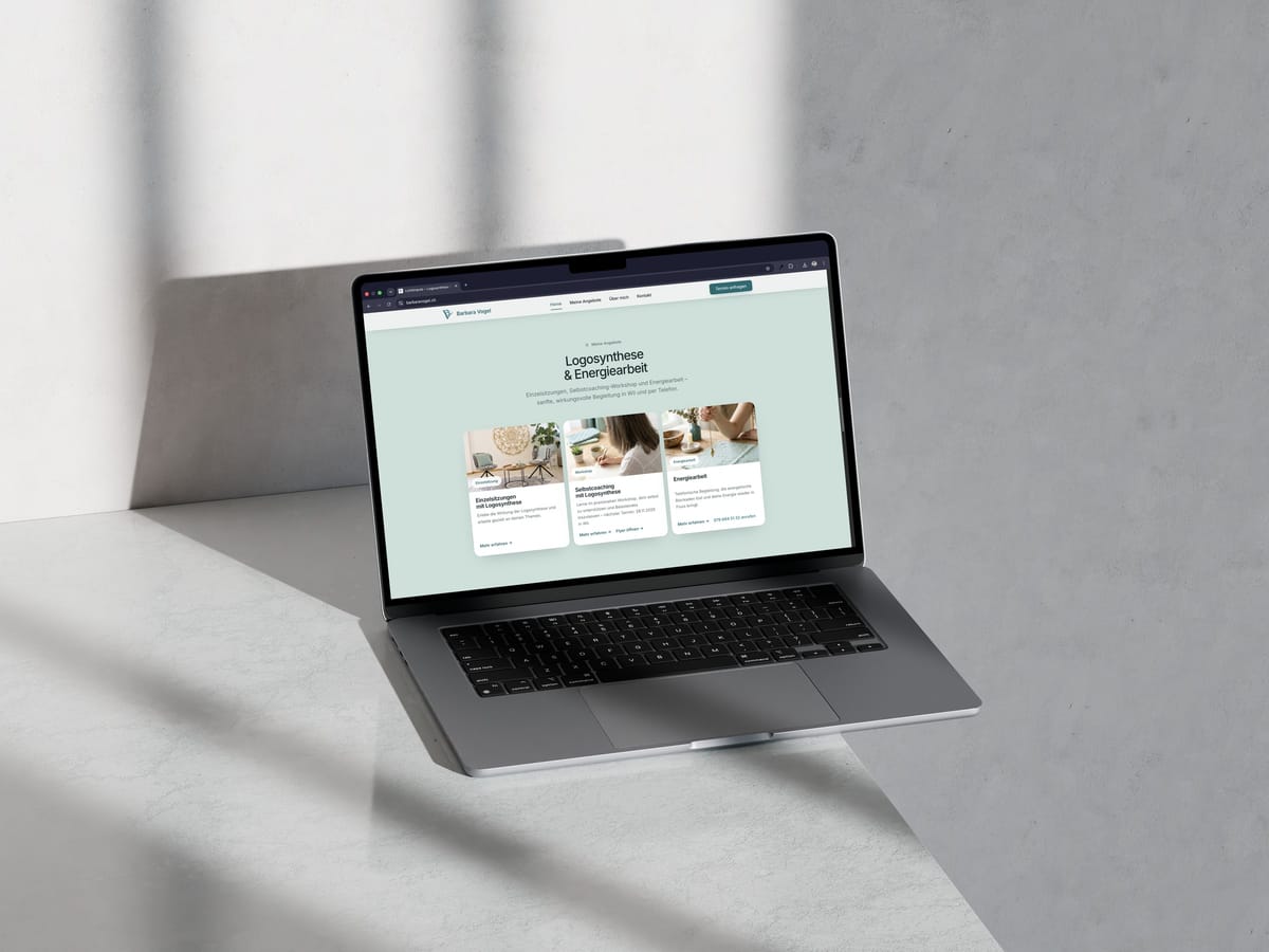 MacBook leicht schräg auf Marmor: Angebotsseite «Logosynthese & Energiearbeit» mit den drei Angeboten Einzelsitzungen, Selbstcoaching-Workshop und Energiearbeit.