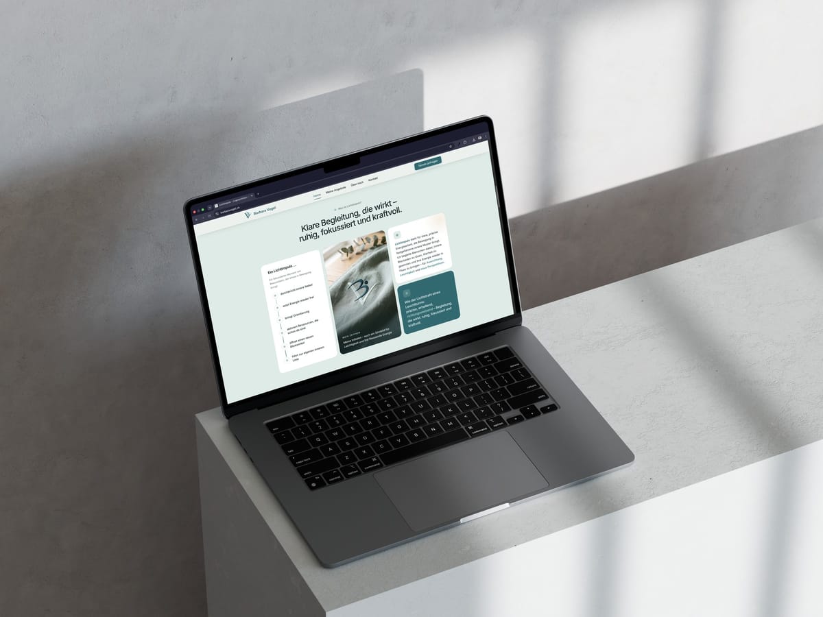 MacBook seitlich auf hellem Marmor: Abschnitt «Klare Begleitung, die wirkt – ruhig, fokussiert und kraftvoll» der Website Lichtimpuls in Salbei- und Petroltönen.