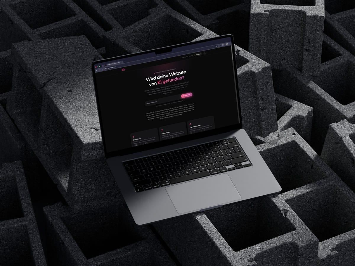 MacBook auf grauen Betonblöcken, auf dem Bildschirm die Startseite von adsight GEO im Dunkelmodus mit dem Eingabefeld für den kostenlosen KI-Sichtbarkeits-Scan.