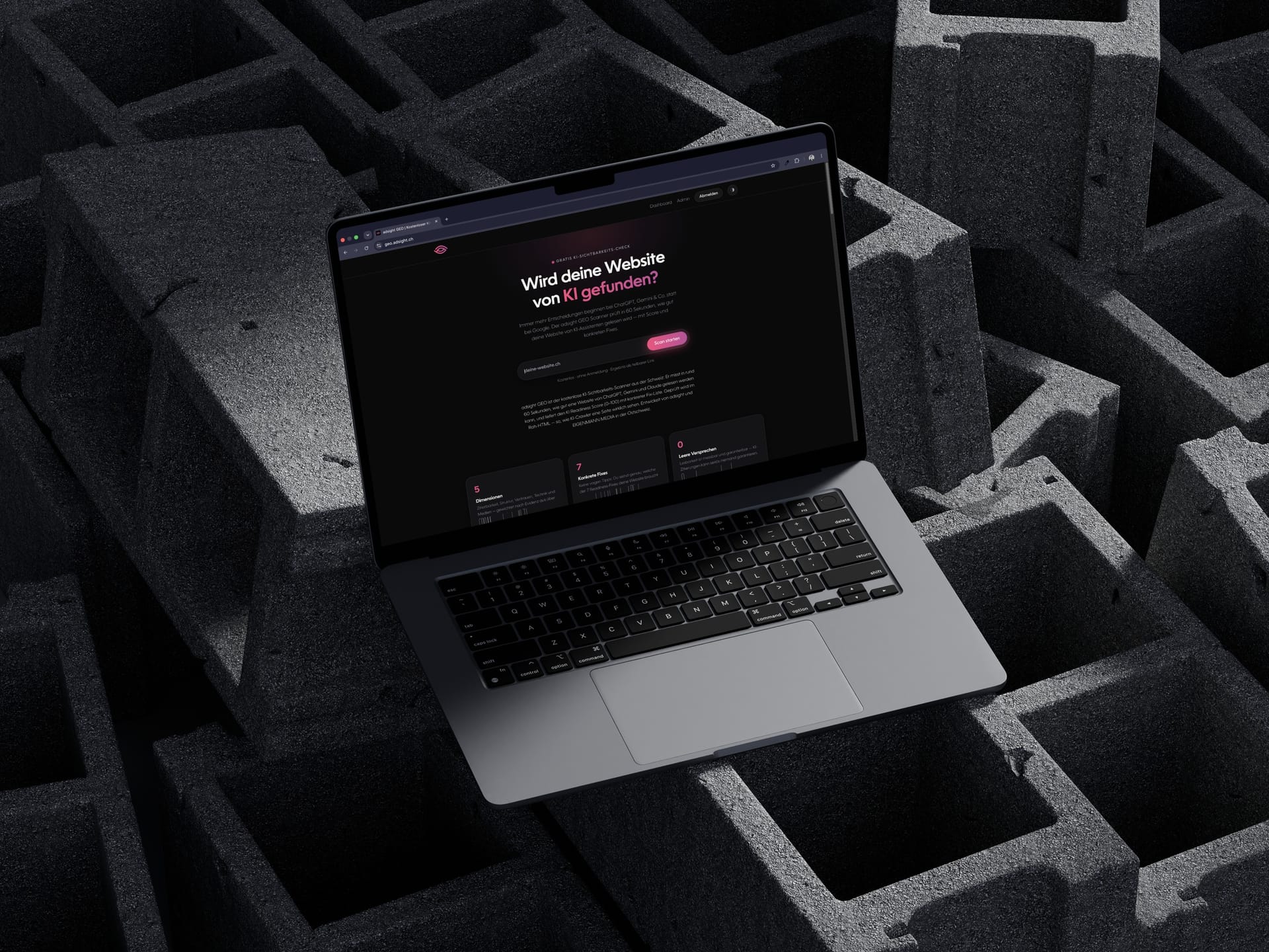 MacBook auf grauen Betonblöcken, auf dem Bildschirm die Startseite von adsight GEO im Dunkelmodus mit dem Eingabefeld für den kostenlosen KI-Sichtbarkeits-Scan.