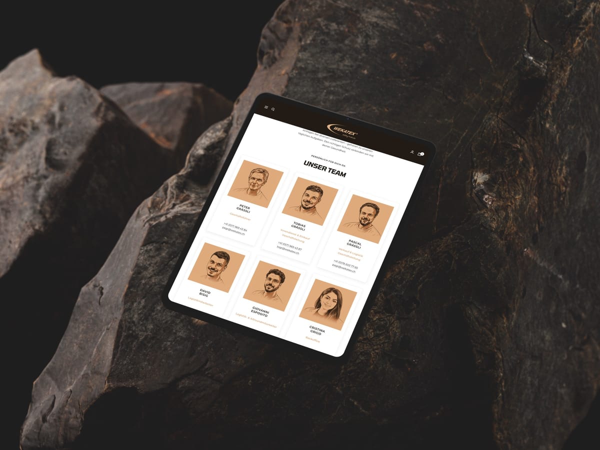 iPad Pro schräg auf Fels: die Seite «Unser Team» des Wekatex-Webshops in der Tablet-Ansicht, mit illustrierten Porträts des Familienbetriebs Wekatex Handels GmbH.