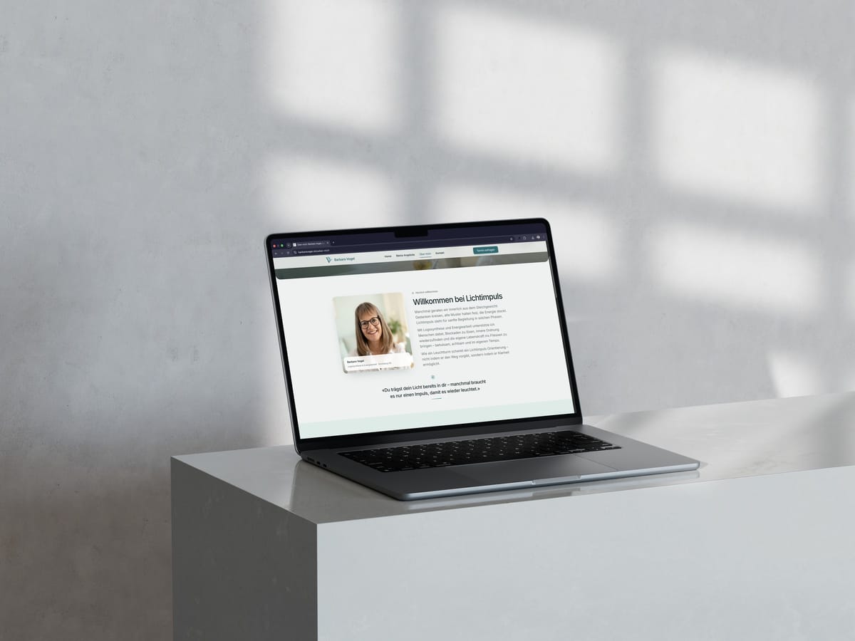 MacBook frontal auf poliertem Marmor: Seite «Willkommen bei Lichtimpuls» mit Porträt von Barbara Vogel, Logosynthese und Energiearbeit in Kirchberg SG.