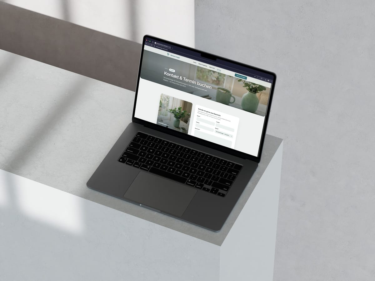 MacBook schräg von oben auf Marmor: Seite «Kontakt & Termin buchen» der Website Lichtimpuls mit Anfrageformular für Einzelsitzungen und Energiearbeit.