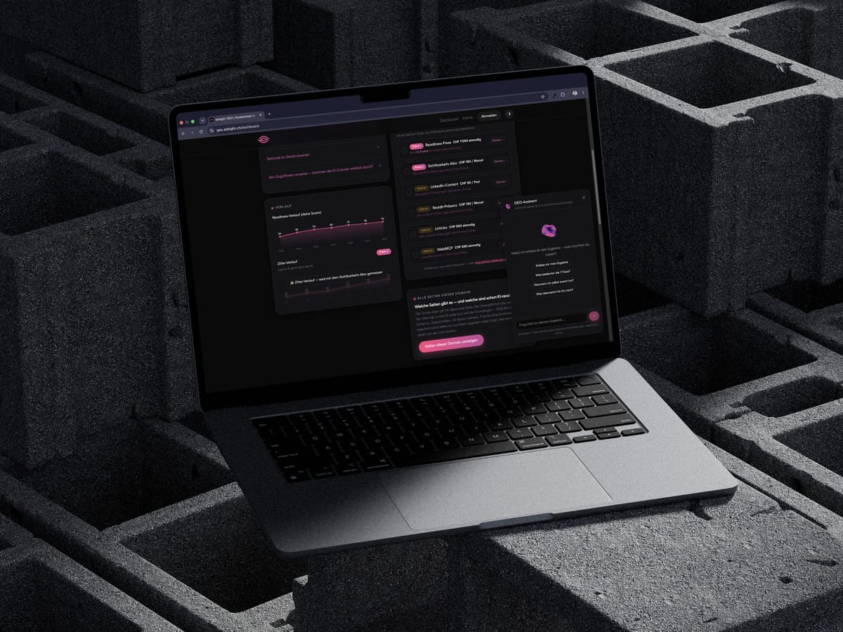 MacBook auf Betonblöcken, auf dem Bildschirm der Readiness-Verlauf von adsight GEO im Dunkelmodus mit Zitier-Kurve und dem GEO-Assistenten, der das Ergebnis erklärt.