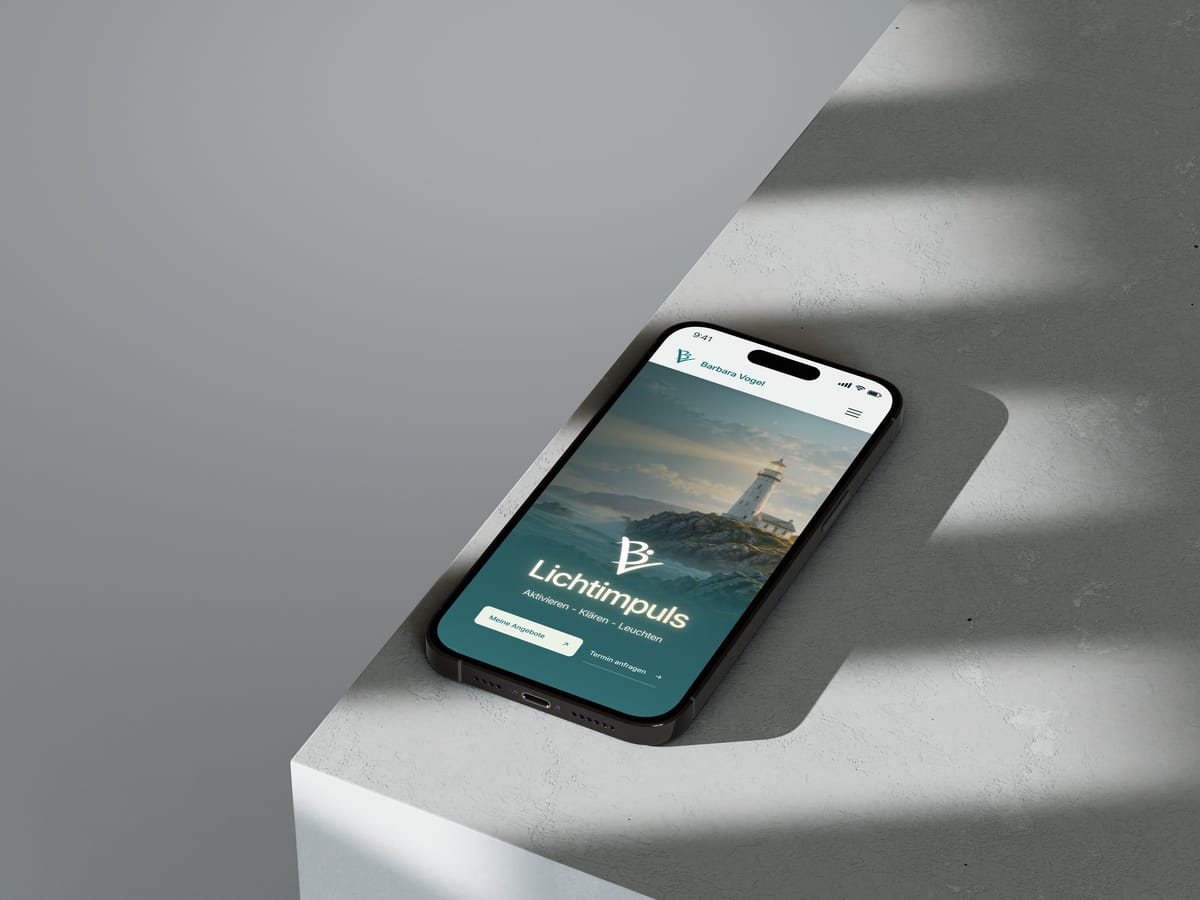iPhone auf Marmor im Fensterlicht: mobile Startseite von Lichtimpuls mit Leuchtturm, Logo und den Buttons «Meine Angebote» und «Termin anfragen».
