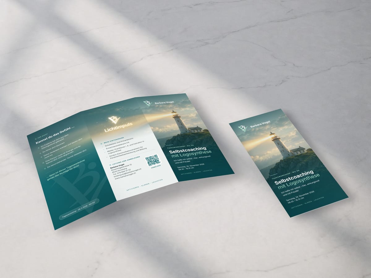 Aufgeklappter Falzflyer «Selbstcoaching mit Logosynthese» von Lichtimpuls, Aussenseite mit Leuchtturm-Titel, daneben der geschlossene Flyer auf hellem Marmor mit Fensterschatten.
