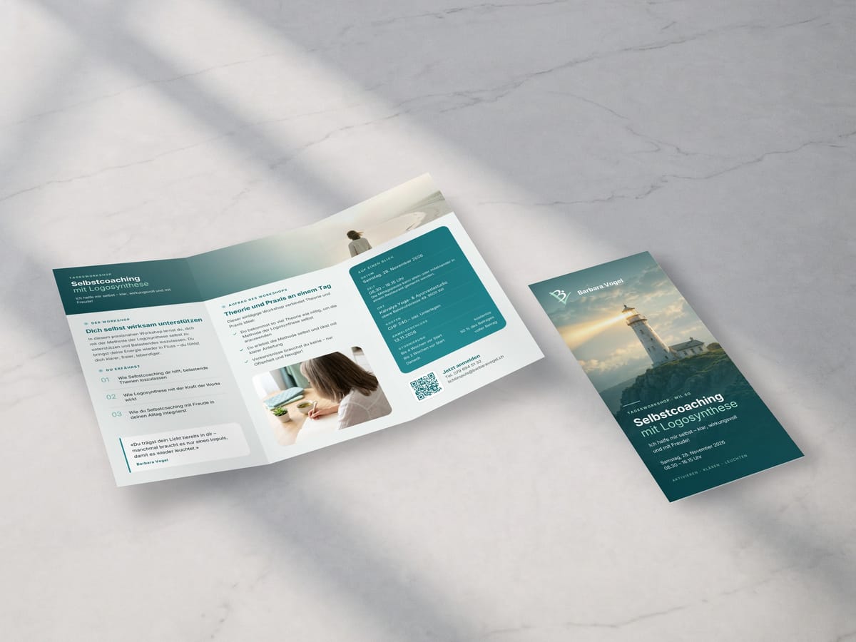 Innenseite des Falzflyers für den Selbstcoaching-Workshop mit Logosynthese: Ablauf, Inhalte und «Auf einen Blick» mit Datum und Ort, daneben der geschlossene Flyer auf Marmor.