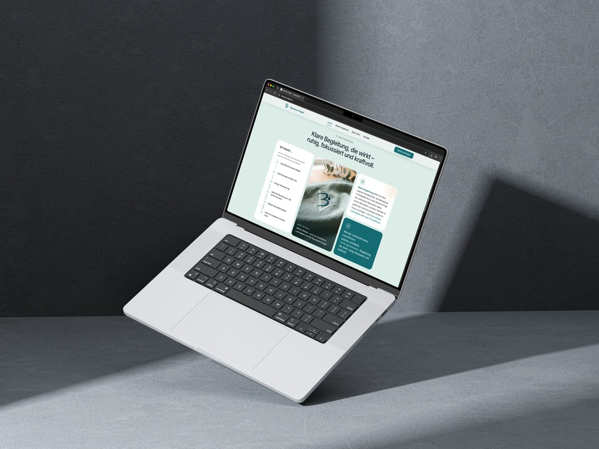 Abschnitt «Klare Begleitung, die wirkt» der Website von Barbara Vogel auf einem schwebenden MacBook
