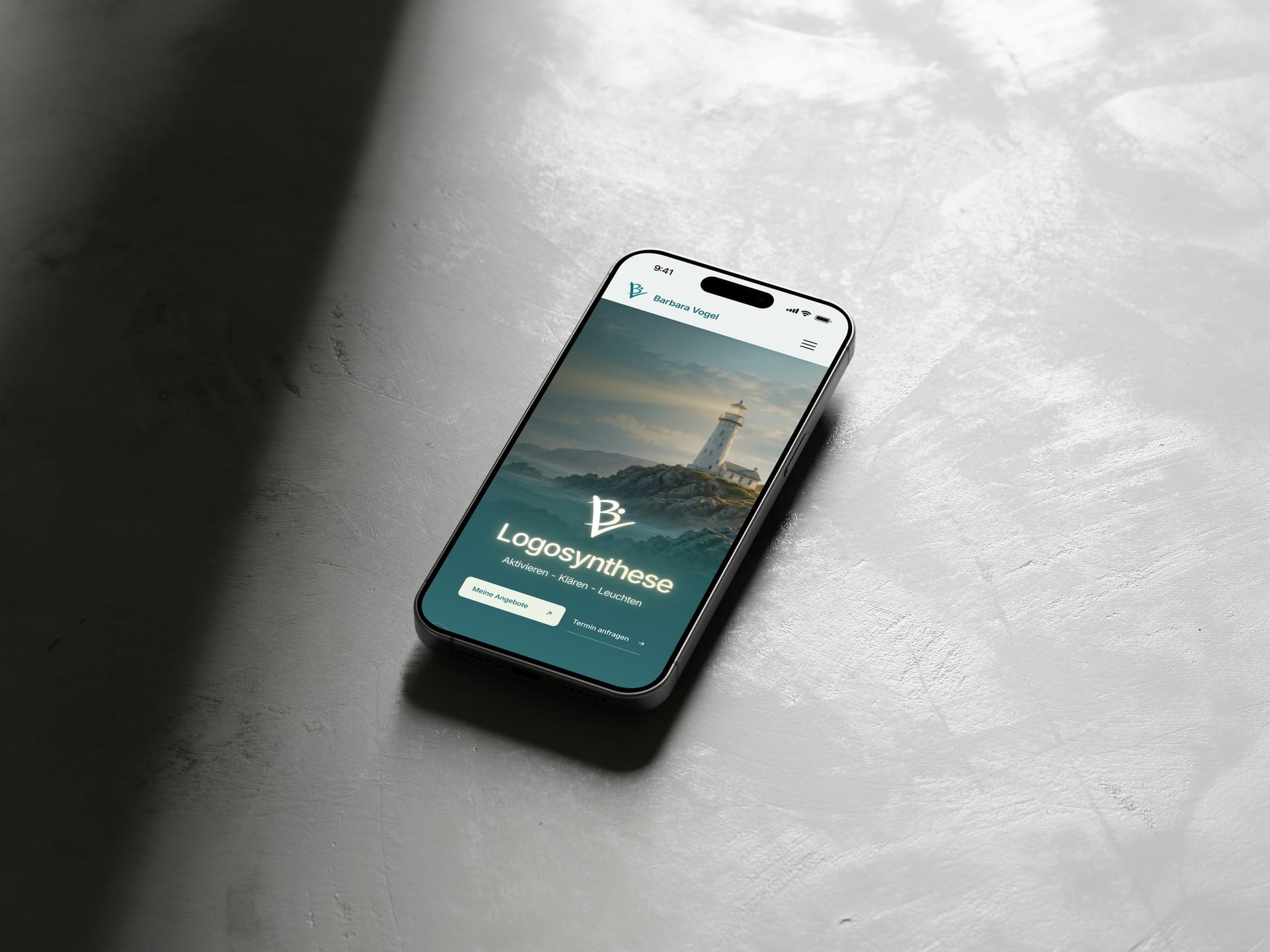 Mobile Startseite von Barbara Vogel mit «Logosynthese» auf einem iPhone auf hellem Stein