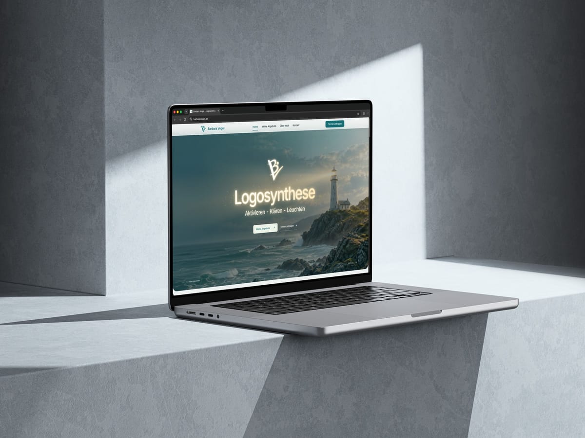 Website von Barbara Vogel mit Startseite «Logosynthese» auf einem MacBook auf grauem Steinsockel