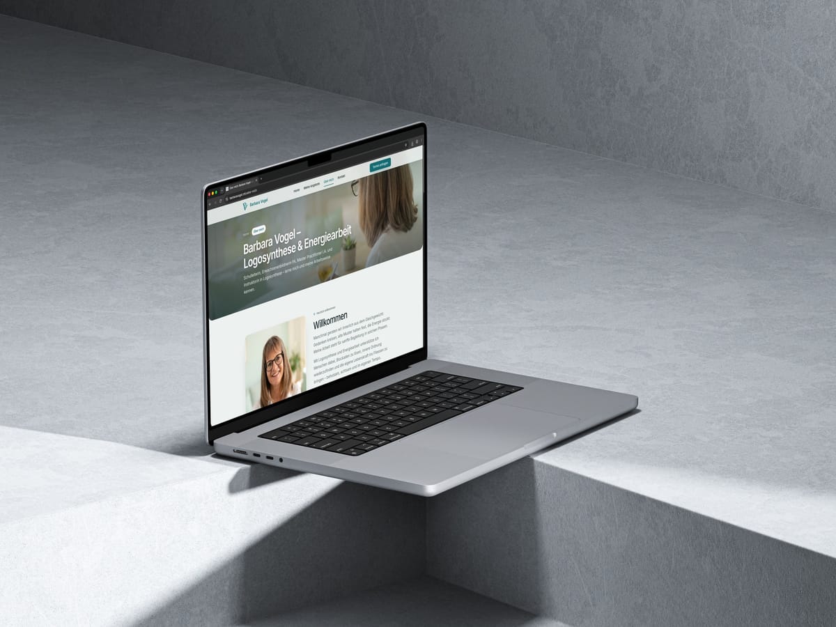Über-mich-Seite mit Porträt von Barbara Vogel auf einem MacBook auf grauen Steinstufen